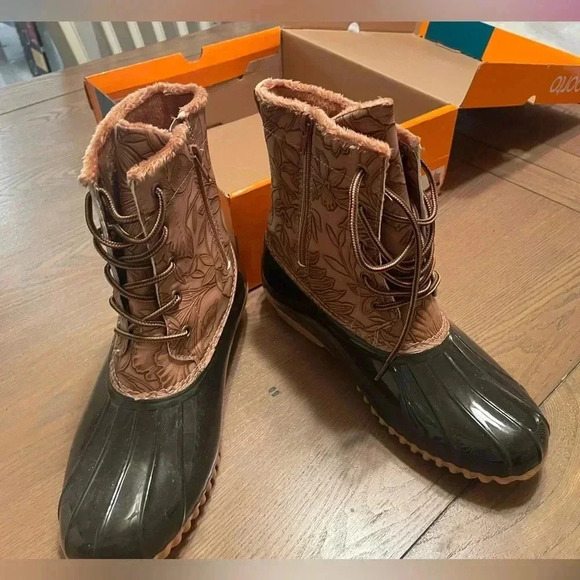 Sporto Duck Boot Tan Floral Embossed Size 10W Fur Lined New In Box Bella - Picture 1 of 9